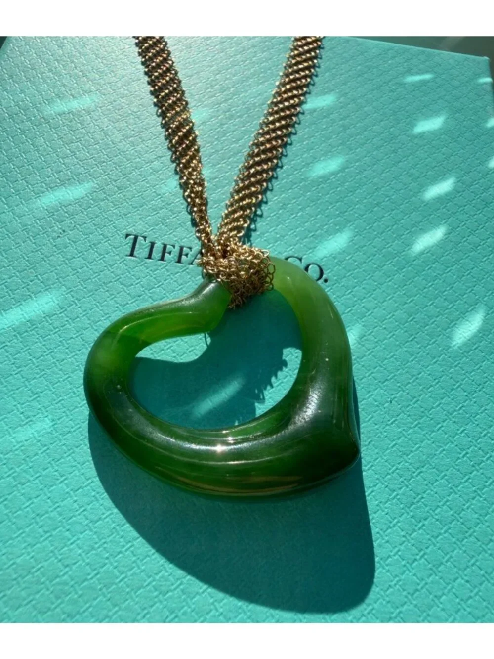 Tiffany & Co. Elsa Peretti Green Jade Open Heart 18k Mesh Chain 18g Gold